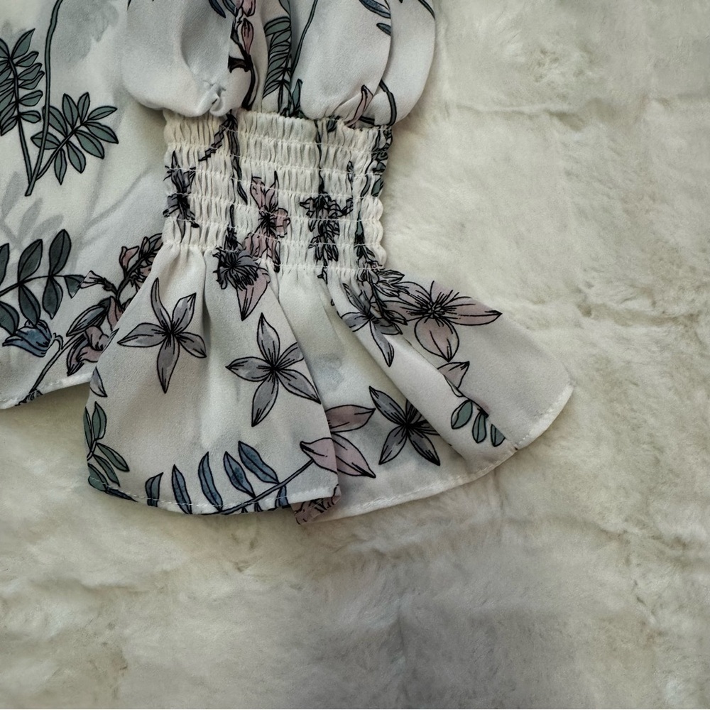 Vince Camuto Cold Shoulder White Floral Blouse Top Size XS Gathered at Wrist NEW - Picture 12 of 16